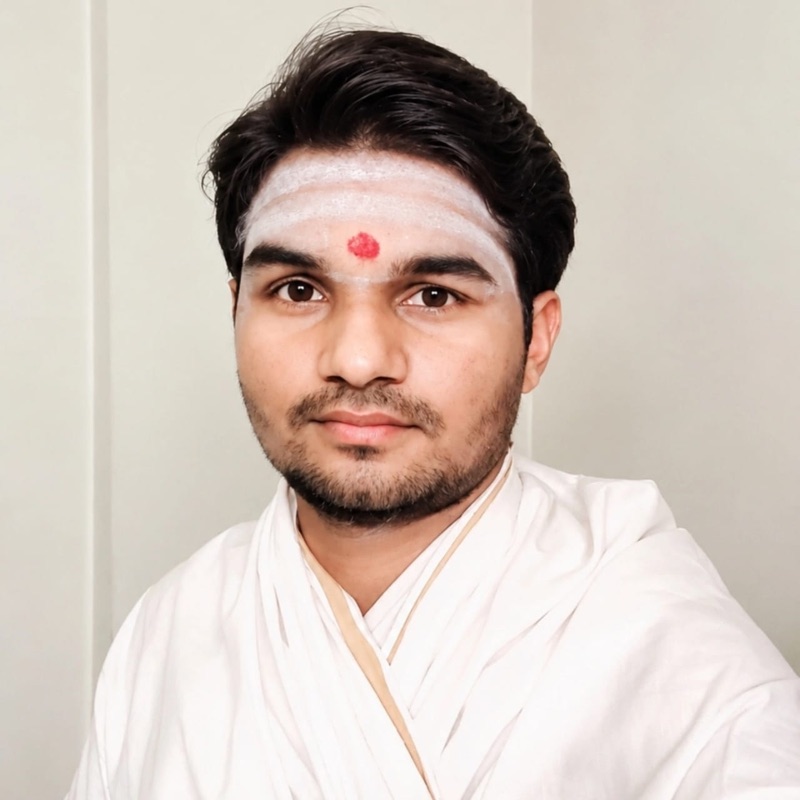 पंडित शुभम तिवारी — श्वेत वस्त्र एवं त्रिपुण्ड्र धारण किए हुए